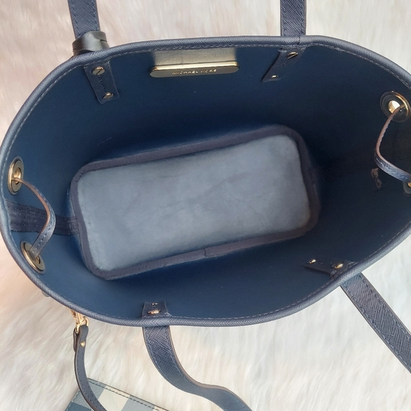 Michael Kors checkered Tote and wristlet set. - Picture 5 of 8